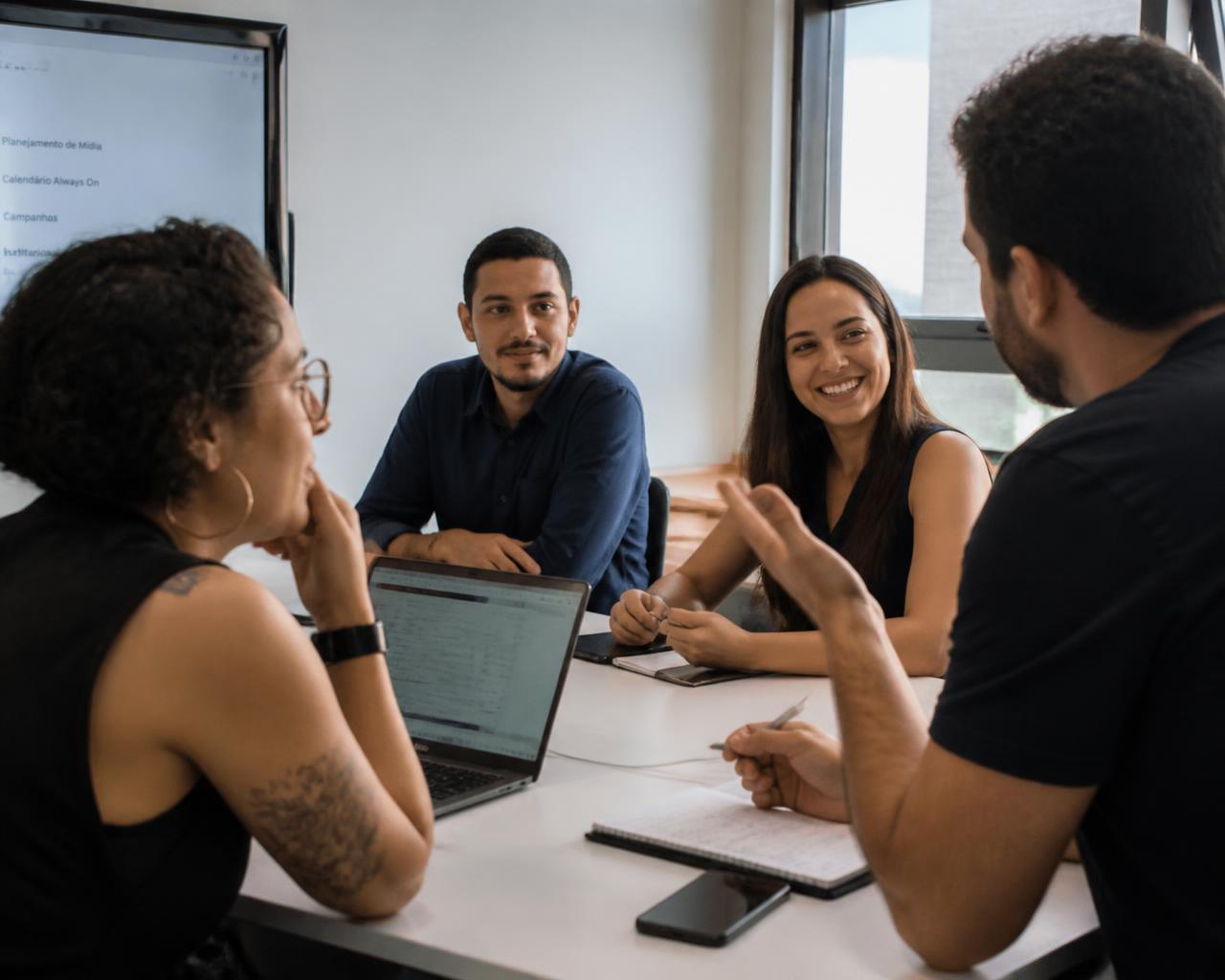 Equipe colaborando em ambiente de trabalho acolhedor